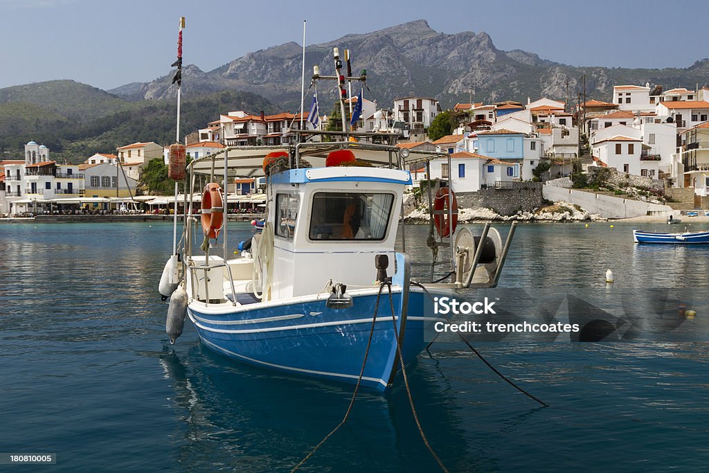 Grego barco de pesca no Mediterrâneo harbour - Foto de stock de Azul royalty-free