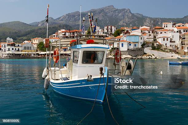 Foto de Grego Barco De Pesca No Mediterrâneo Harbour e mais fotos de stock de Azul - Azul, Azul Turquesa, Bandeira Grega