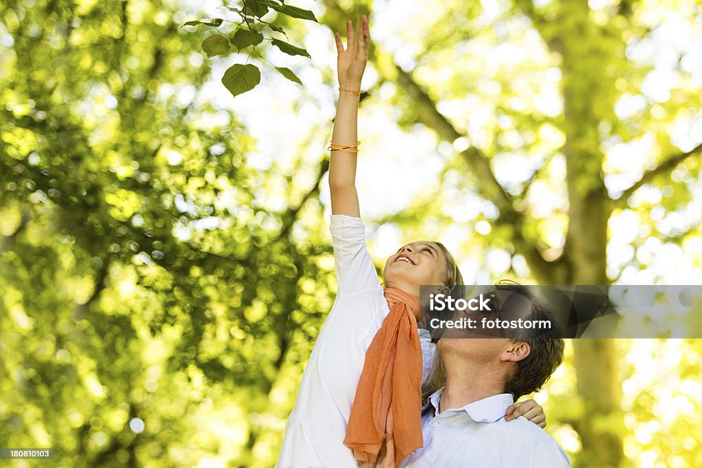 Alcançar uma árvore juntos - Foto de stock de 10-11 Anos royalty-free