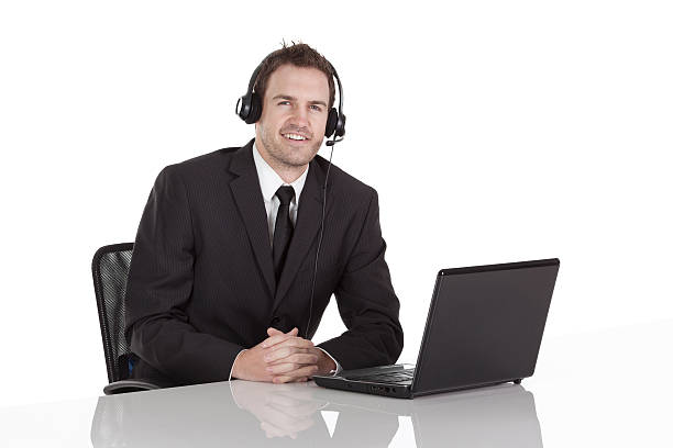 ビジネスマンを使用して、ノートパソコンやヘッドフォンで話している - hands clasped men table computer ストックフォトと画像