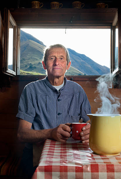 agricultor beber café em casa de quinta, suíça - home interior cabin shack european alps imagens e fotografias de stock