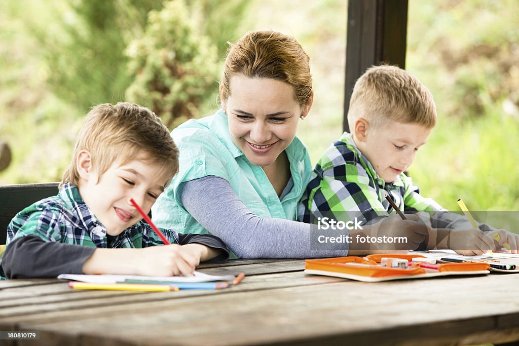 Mutter und Söhne zeichnen im Freien - Lizenzfrei 6-7 Jahre Stock-Foto