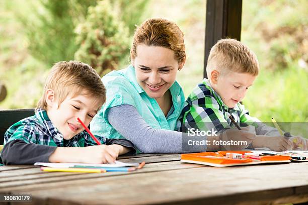 Mutter Und Söhne Zeichnen Im Freien Stockfoto und mehr Bilder von 6-7 Jahre - 6-7 Jahre, Alleinerzieherin, Ausmalen