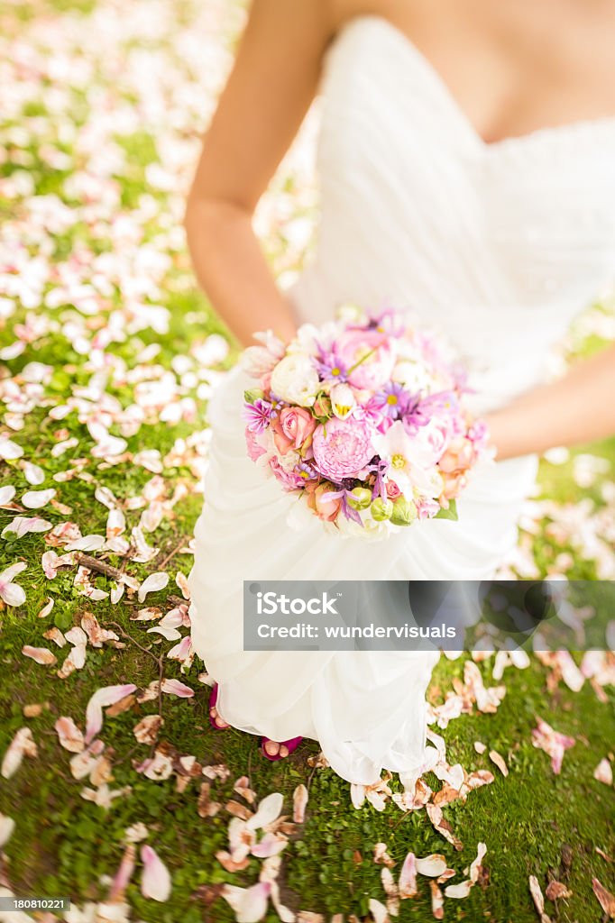 Vista de alto ángulo de novia sosteniendo un ramo - Foto de stock de Abalorio libre de derechos