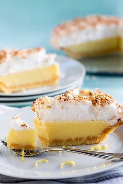 Fatia de Tarte de Limão com Merengue - fotografia de stock