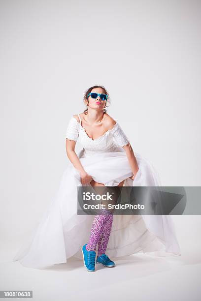 Foto de Engraçado Noiva Com Óculos De Sol e mais fotos de stock de Esquisito - Esquisito, Casamento, Fazer Careta