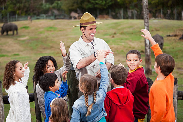 guarda do jardim zoológico com grupo de crianças na rhino apresentar - teaching field trip classroom child imagens e fotografias de stock