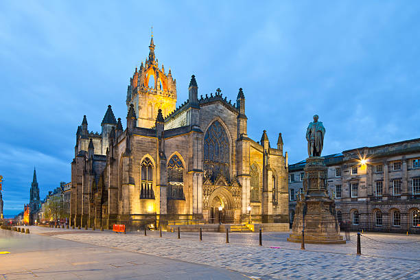 edimburgo, escócia, catedral de st giles' - church gothic style cathedral dark imagens e fotografias de stock