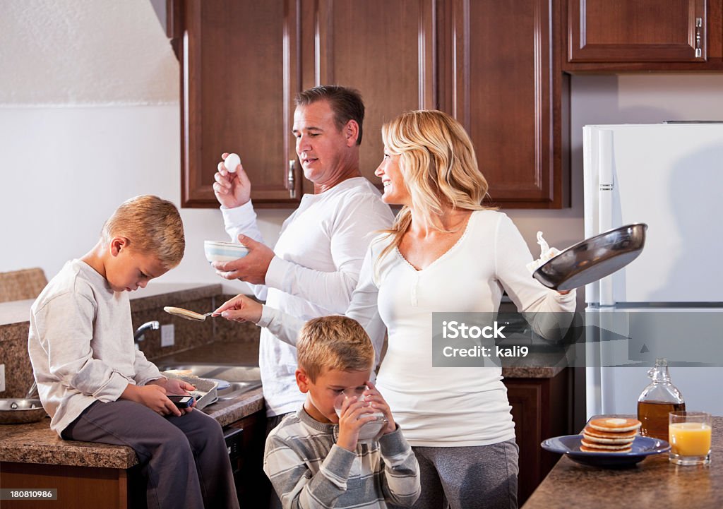 Famiglia in cucina rendendo la prima colazione - Foto stock royalty-free di Pigiama