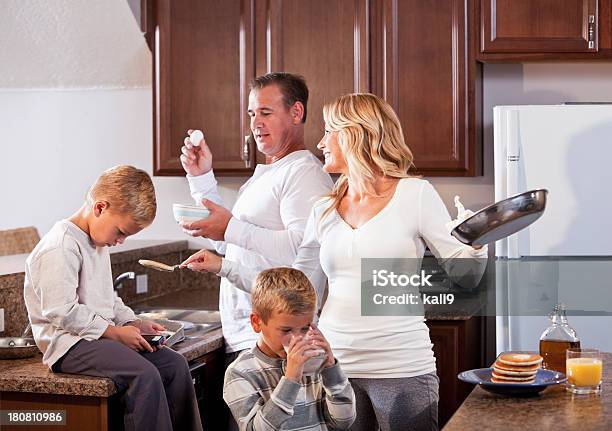 Famiglia In Cucina Rendendo La Prima Colazione - Fotografie stock e altre immagini di Pigiama - Pigiama, Cucinare, Donne