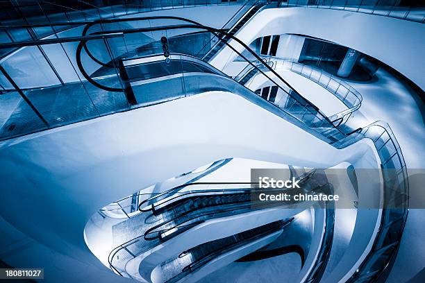 Moderna Escalera Mecánica Foto de stock y más banco de imágenes de Acero - Acero, Arquitectura, Arquitectura exterior