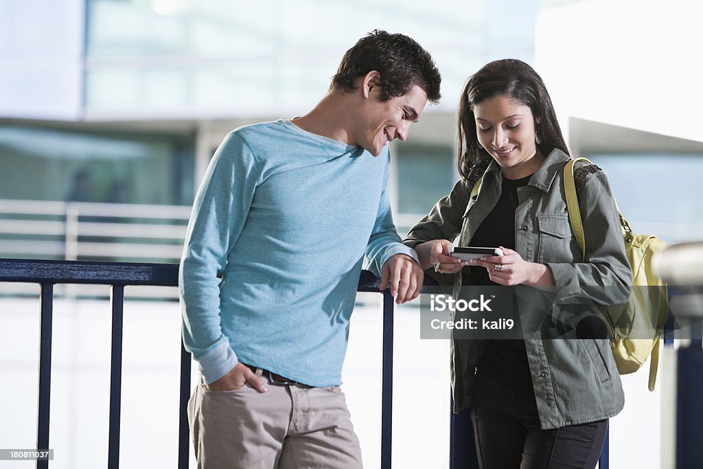 Jovem casal na cidade de mensagens de texto - Foto de stock de Etnia caucasiana royalty-free