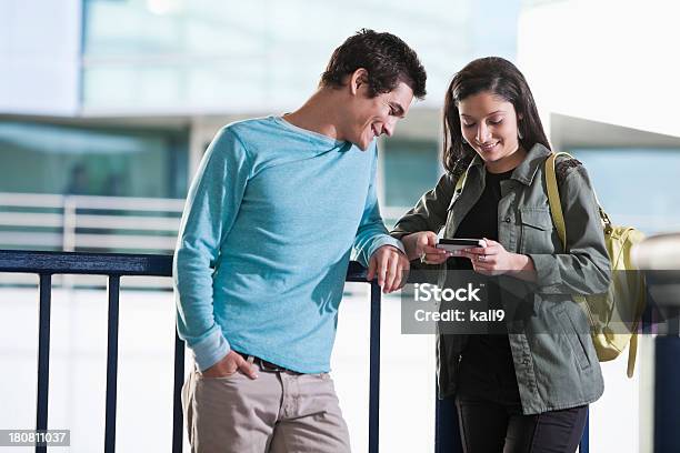 Foto de Jovem Casal Na Cidade De Mensagens De Texto e mais fotos de stock de Etnia caucasiana - Etnia caucasiana, Etnia do Médio Oriente, Homens