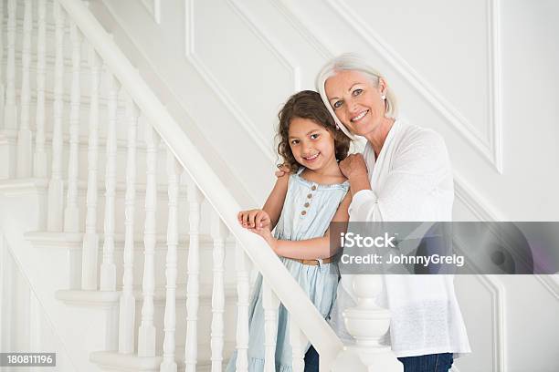 Granddaughter Y Abuela De Pie Juntos En Las Escaleras Foto de stock y más banco de imágenes de 4-5 años