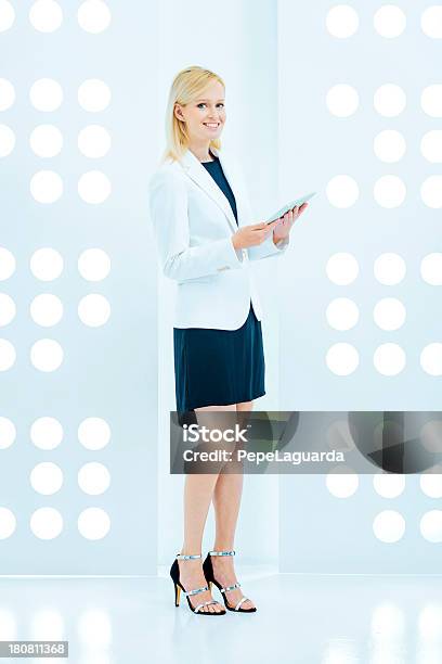 Geschäftsfrau Mit Tablet In Modernem Ambiente Stockfoto und mehr Bilder von 25-29 Jahre - 25-29 Jahre, Arbeiten, Berufliche Beschäftigung