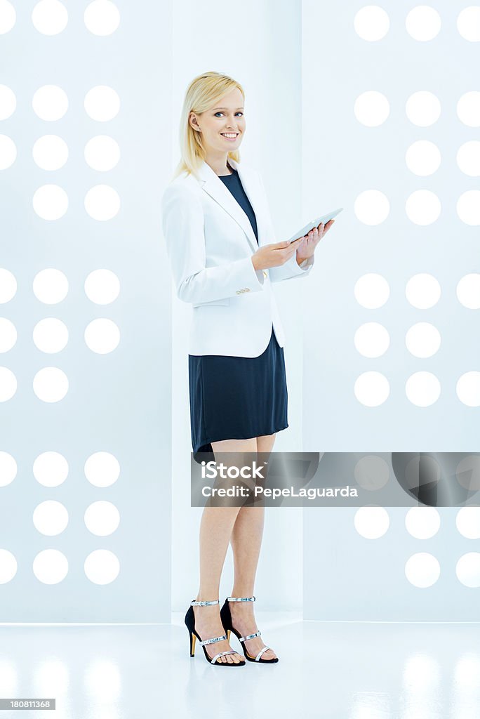 Деловая женщина с помощью планшета в современном пространстве - Стоковые фото 20-29 лет роялти-фри