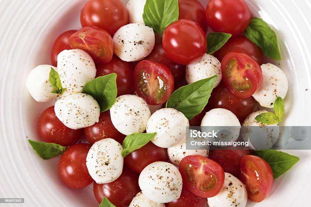 Mozzarella z pomidorami i Bazylia Sałatka - Zbiór zdjęć royalty-free (Antipasto)