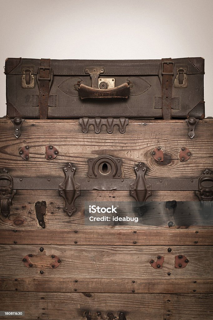 Ретро чемодан, сидящая на Деревянный корпус - Стоковые фото Антиквариат роялти-фри
