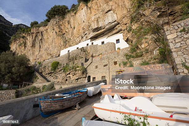 Praiano Beach Na Costa Amalfi Itália - Fotografias de stock e mais imagens de Aldeia de Pescador - Aldeia de Pescador, Ao Ar Livre, Branco