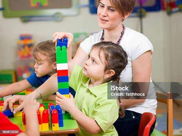 Preschool Dziecko I Nauczyciela - zdjęcia stockowe i więcej obrazów 4 - 5 lat - 4 - 5 lat, Biurko, Brązowe włosy