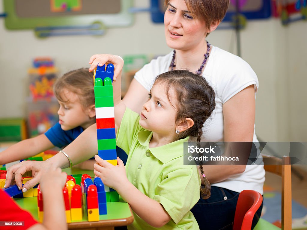 Crianças pequenas e professor - Foto de stock de 4-5 Anos royalty-free