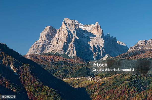 Zoppedi Cadore - Fotografie stock e altre immagini di Alpi - Alpi, Ambientazione esterna, Autunno