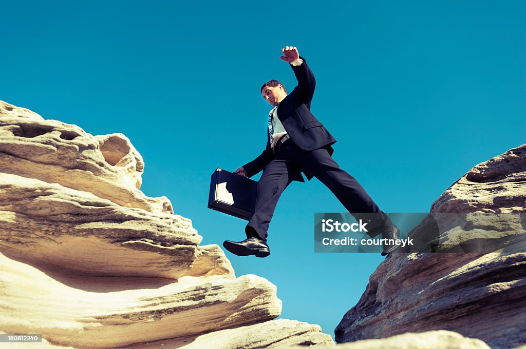 concept de risque. Homme d'affaires de sauter sur une gorge avec porte-documents - Photo de Agilité libre de droits