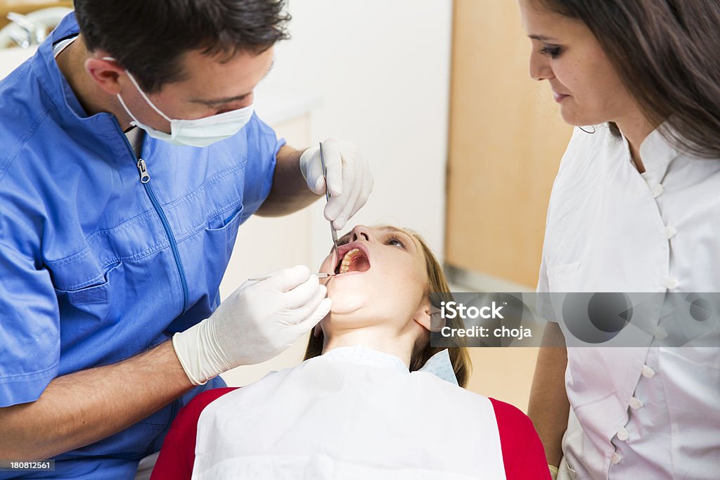 Dentiste à travailler avec son patient assistent.woman - Photo de Adulte libre de droits