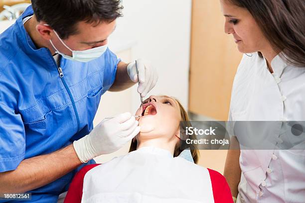 Стоматолог На Работе С Его Assistentwoman Пациента — стоковые фотографии и другие картинки Взаимодействие