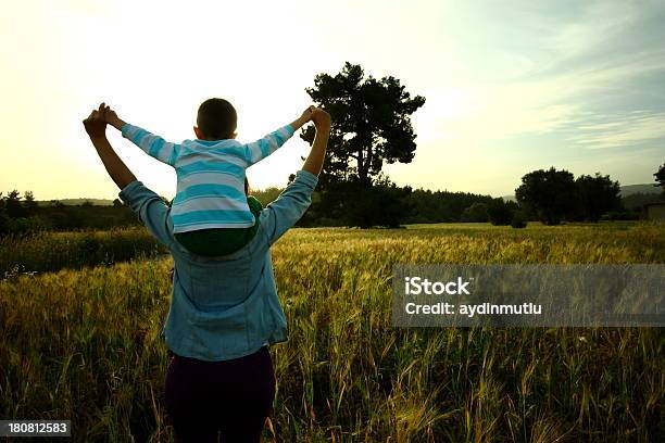 Photo libre de droit de Mère Et Fils banque d'images et plus d'images libres de droit de Activité de loisirs - Activité de loisirs, Adulte, Amour