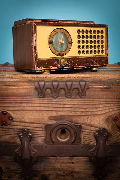 vintage com rádio-relógio, sentado no antigo baú - radio old fashioned antique yellow - fotografias e filmes do acervo