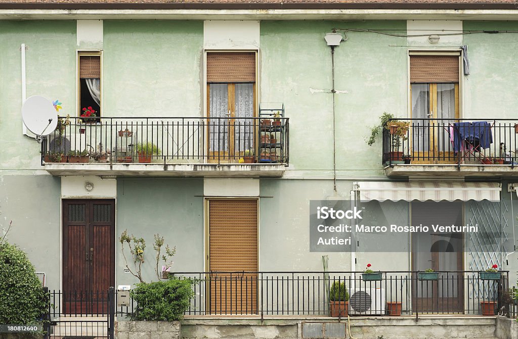 Итальянский популярные Балетки-архитектура фон с балконами - Стоковые фото Балкон роялти-фри