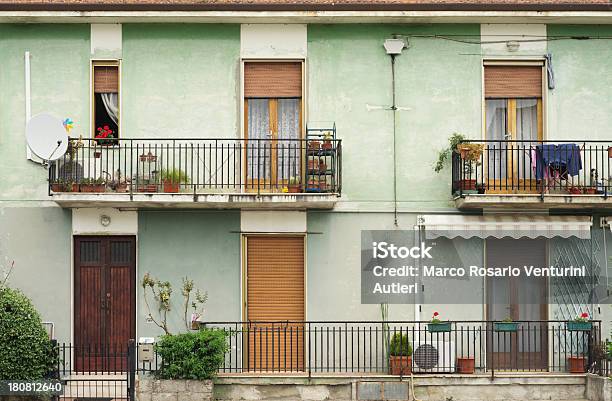 Итальянский Популярные Балеткиархитектура Фон С Балконами — стоковые фотографии и другие картинки Балкон