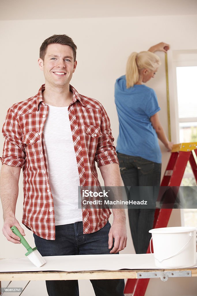 Jeune Couple décorer nouvelle maison ensemble - Photo de Adulte libre de droits