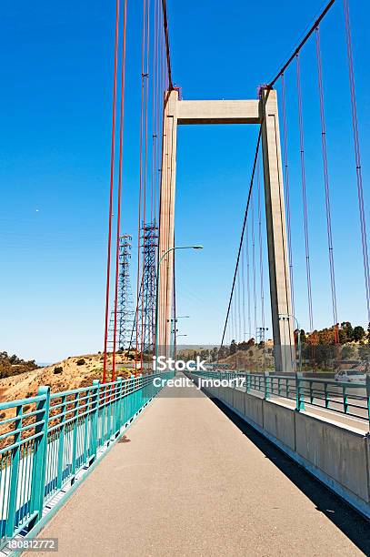 Ponte Pedonale - Fotografie stock e altre immagini di Cavo d'acciaio - Cavo d'acciaio, Composizione verticale, Fotografia - Immagine