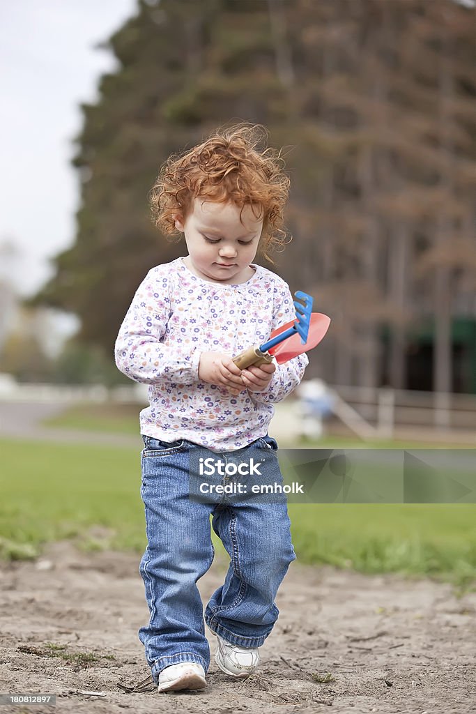 Menina com ferramentas de jardim - Foto de stock de 12-17 meses royalty-free