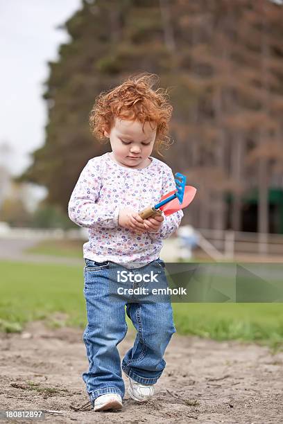 Foto de Menina Com Ferramentas De Jardim e mais fotos de stock de 12-17 meses - 12-17 meses, 12-23 meses, Ancinho - Equipamento de jardinagem