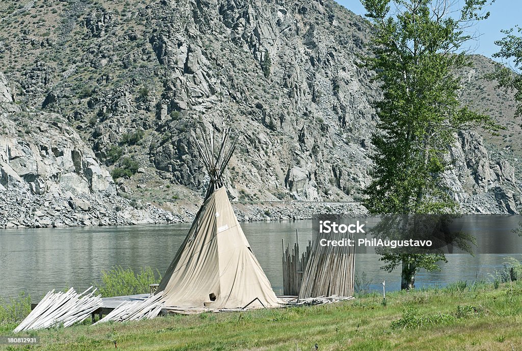 Teepee sulle rive del fiume Columbia in stato di Washington - Foto stock royalty-free di Acqua