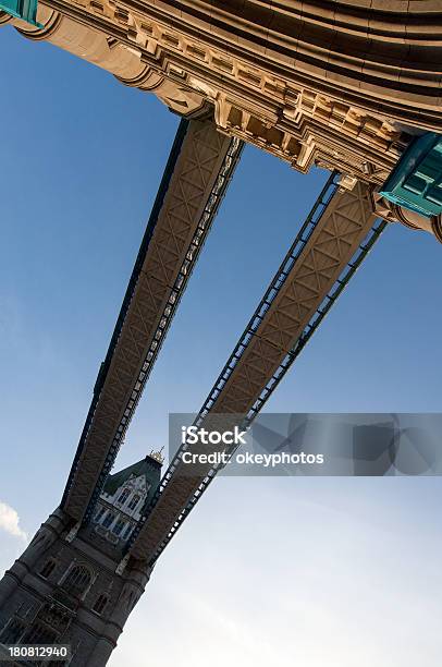 Tower Bridge Foto de stock y más banco de imágenes de Aire libre - Aire libre, Alto - Descripción física, Amarillo - Color