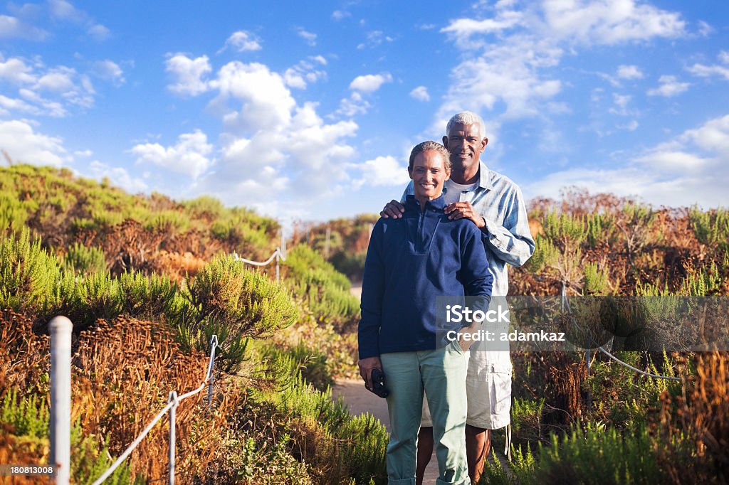 Senior coppia afro-americana - Foto stock royalty-free di Escursionismo