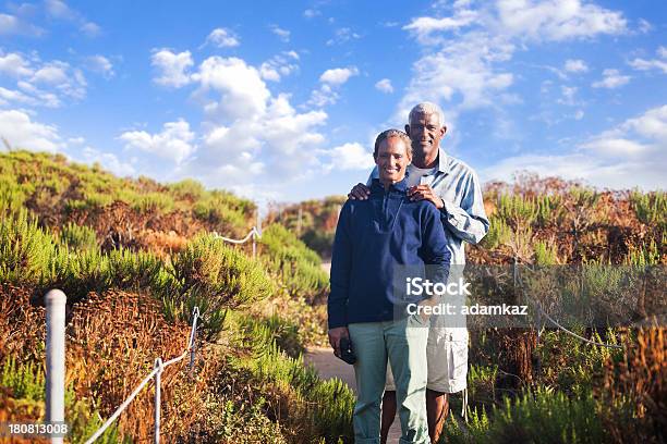 Senior Coppia Afroamericana - Fotografie stock e altre immagini di Escursionismo - Escursionismo, Popolo di discendenza africana, Rivolto verso l'obiettivo