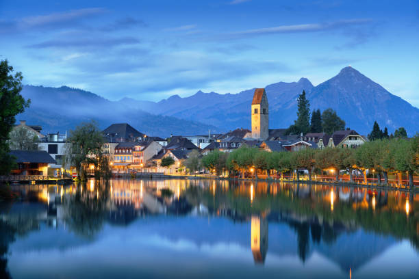 interlaken, suíça no rio aare - interlaken lake brienz switzerland - fotografias e filmes do acervo