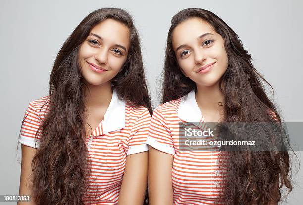 Montanhas Twin Sisters - Fotografias de stock e mais imagens de Gémeos - Nascimento Múltiplo - Gémeos - Nascimento Múltiplo, Retrato, 18-19 Anos