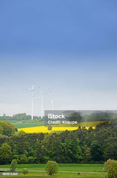 Turbine Eoliche Nel Paesaggio Collinare Con Canola Field - Fotografie stock e altre immagini di Albero