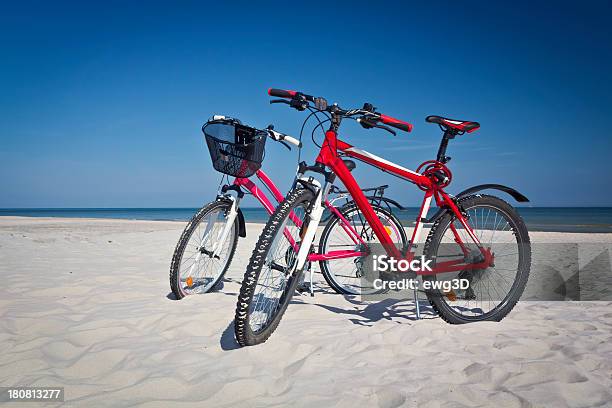Bicicletas En La Playa Foto de stock y más banco de imágenes de Actividad - Actividad, Actividades recreativas, Agua