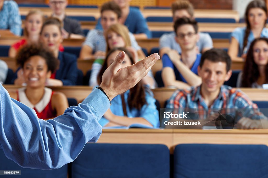 Professeur donnant un cours - Photo de 20-24 ans libre de droits