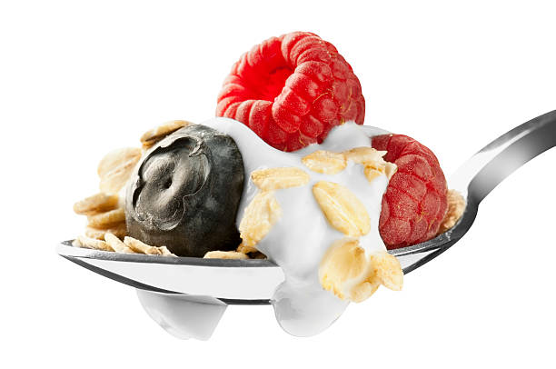 cucharada de yogur de arándanos, frambuesas, y avena - cereal breakfast granola healthy eating fotografías e imágenes de stock
