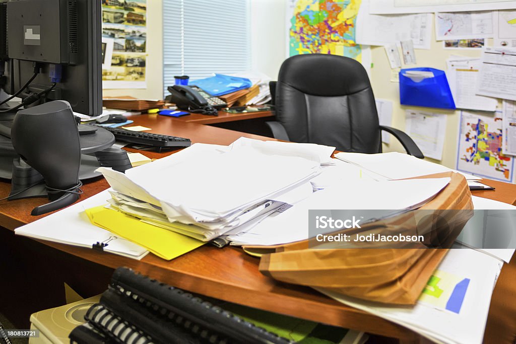 Desordenado de oficina - Foto de stock de Desordenado libre de derechos