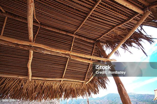 Foto de Folha De Palmeira Barraca De Sol Na Cobertura Na Praia De Yelapa Aldeia De Pescadores México e mais fotos de stock de Folha de Palmeira