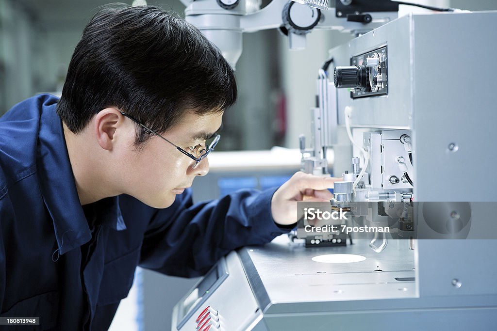 Técnico de laboratorio - Foto de stock de Máquina CNC libre de derechos